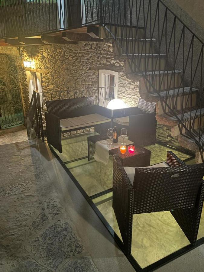 Independent Stone House With Lake View 무쏘 외부 사진